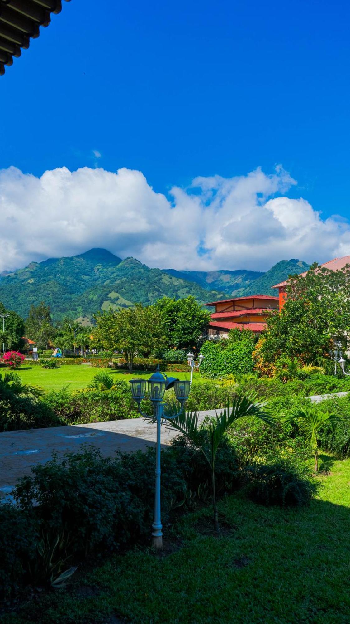 Guacamayos Hotel Bonao エクステリア 写真